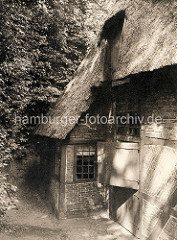 Altes Bild eines reetgedeckten Wohnhauses im Osterweg von Hamburg Blankenese.