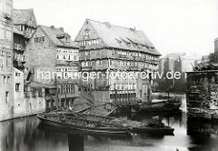 Alte Fotografie vom Herrengrabenfleet in der Hamburger Neustadt - mehrstöckige Fachwerkhäuser - Schuten mit Ladung auf dem Wasser, Handkarren am Ufer.