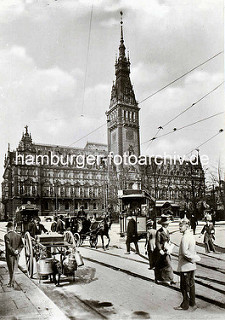 Rathausmarkt / Rathaus der Hansestadt Hamburg - Kutsche und Strassenbah - Polizist und Passanten; ein Hund zieht einen großrädrigen Karren an dem Milchkannen hängen.