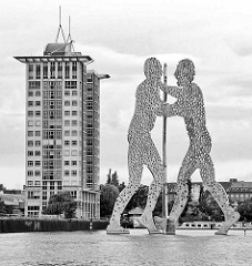 Berliner Metallskulptur Molecule Man, 30m hohe Wasserstatue auf der Spree; Entwurf Jonathan Borofsky.