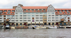 Marina Hafen Tempelhof - zum Einkaufszentrum umgebaute historische Lagerhäuser am Ufer des Berliner Teltowkanals