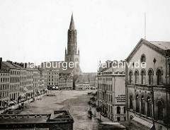 Historische Fotografie vom Pferdemarkt in der Altstadt Hamburgs - re. das Thalia Theater, im Bildzentrum die St. Jacobikirche.