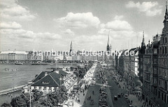 Historisches Luftbild vom Hamburger Jungfernstieg - Parkplätze und Autoverkehr; lks. der Alsterpavillion - im Hintergrund der Alsterdamm und die Kirchtürme der St. Jacobi sowie Petrikirche.