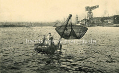 Hafenfischer beim Fischfang im Hamburger Hafen / Segelschiffhafen - re. das Kranhöft.