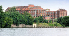 Historische Industriearchitektur an der Spree - leerstehende Gebäude der ehem. Berliner Kodak Werke.
