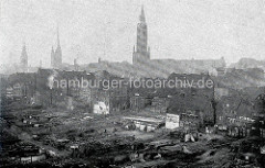 Altes Foto von der Hamburger Innenstadt - Abriss vom Gängeviertel bei der Niedernstraße; Türme der Hansestadt Hamburg  - im Bildzentrum die Jacobikirche, lks. die Petrikirche und der Rathausturm.