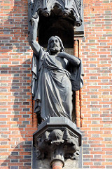 Steinskulptur  Christus an der Fassade der Sankt Petrikirche in der Hamburger Innenstadt; Entwurf / Bildhauer August Herzig u. Fritz Neubert.