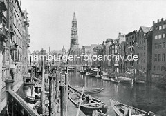 Alte Fotografie vom Nikolaifleet in der Altstadt Hamburgs - Schuten und Ewer liegen am Fleet; Speichergebäude und Kontorhäuser - Kirchturm der St. Katharinenkirche.
