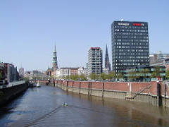 Alte Fotografie vom Zollkanal und der Spiegelhochhäuser an der Brandstwiete, dazwischen der Kirchturm der St. Nikolaikirche - lks. die Katharinenkirche.
