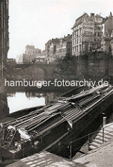 Blick über das Herrengrabenfleet zur Ellerntorsbrücke; Straßenbahnen überqueren das Fleet; im Vordergrund eine abgedeckte Schute.