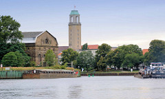 Mündung der Spree in die Havel - ein Binnenschiff fährt in die Berliner Havel ein - Rathausturm von Spandau.