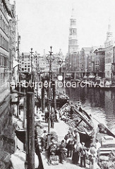 Gemüseewer für den Hopfenmarkt an der Nikolaikirche werden im Nikolaifleet entladen - im Hintergrund die Reimersbrücke und der Kirchturm der St. Katharinenkirche.