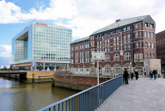 Blick vom Wandrahmsteg über den Zollkanal zum Spiegelgebäude auf der Ericusspitze in der Hamburger Hafencity - lks. der Teerhof.