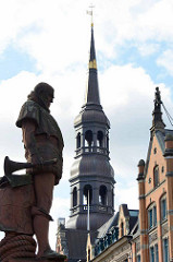 Kirchturm St. Katharinenkirche - historische Hausfassaden am Zippelhaus in der Hamburger Altstadt. Skulptur Vasco da Gama auf der Kornhausbrücke über den Zollkanal.