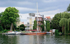 Kleine Marina am Ufer der Spree - zu Wohnraum umgenutzt historische Gewerbearchitektur und Neubau am Spreeufer.
