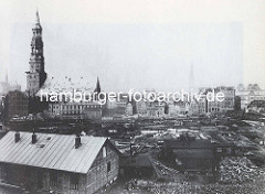 Abrissgebiet auf dem Brook, Vorbereitung zum Bau der Hamburger Speicherstadt, re. die Kornhausbrücke. Am gegenüber liegende Ufer des Fleets / Zollkanals Häuser beim Zippelhaus und die Hauptkirche Sankt Katharinen.