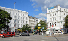 Blick über den Steintorplatz zum Steindamm in Hamburg St. Georg - Gründerzeitarchitektur mit weisser Fassade.