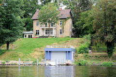 Villa am Ufer vom Griebnitzsee in Potsdam / Babelsberg; modernes Bootshaus.