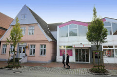 Alt + Neu in Otterndorf - historische Architektur, Wohnhaus mit Dachspeicher und moderne Verwaltungsarchitektur - Sparkassengebäude in der Marktstraße.