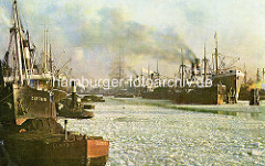 Alte Farbfotografie vom Hamburger Hafen im Winter - Eisschollen auf dem Wasser, Dampfschiffe und Segelschiffe im Segelschiffhafen - Blick vom Kranhöft.