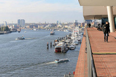 Aussichtsplattform / Plaza der Hamburger Elbphilharmonie - Blick auf die Elbe und die St. Pauli Landungsbrücken.