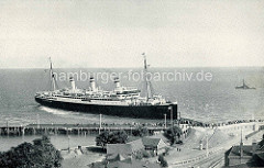 Historische Bilder aus Cuxhaven - der Passagierdampfer Resolute legt am Amerikakai an.