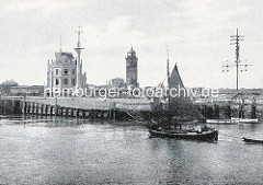 Alte Fotografie von Cuxhaven, ein Ewer läuft in den Hafen ein - re. der Windsemaphor Cuxhaven, der zur optischen Übermittlung von Wetterinformationen an Schiffe dient.