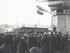 Alte Fotografie - Jahrmarkt mit Besuchern, Karussell mit Zeppelin.