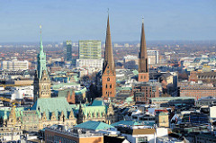 Türme der Hansestadt Hamburg - lks. das Hamburger Rathaus, in der Bildmitte die St. Petrikirche, lks. die St. Jacobikirche.