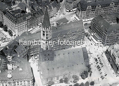 Historisches Luftbild von der St. Jacobi Kirche in der Altstadt Hamburgs - Blick auf die Mönckebergstraße u. Spitaler Straße.