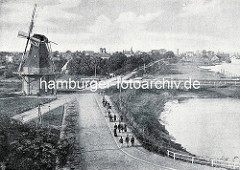 Altes Bild von Cuxhaven an der Elbmündung - Blick auf die Stadt; Windmühle beim Deich.