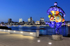 Blick von Hamburg Steinwerder über die Elbe zum Panorama mit den Hochhäuser in Hamburg St. Pauli - re. die Skulptur Blaue Nana von Niki de Saint Phalle.