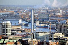 Schornsteine vom Heizkraftwerk Hamburg Hafencity, dahinter die Norderelbe mit Frachtschiffen / Auflieger und die Elbbrücken.