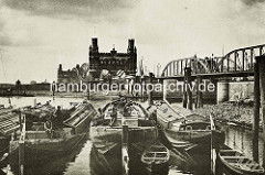 Alte Ansicht von Elbkähnen vor Hamburg Entenwerder, dahinter die Einfahrt zum Billehafen / Oberhafenkanal; dahinter die Brücke der Billhorner Brückenstraße und die Elbbrücke über die Norderelbe.