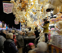 Losstand - Gewinne / Teddybären hängen an der Decke; Winterdom / Jahrmarkt in Hamburg.