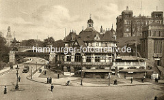 Altes Foto von  der Helgoländer Allee / Bei den St. Pauli Landungsbrücken in Hamburg.  Lks. die Hochbahnbrücke, dahinter die Kersten Miles Brücke und das Bismarckdenkmal. In der Bildmitte das St. Pauli Fährhaus, re. der Eingang zur Hochbahnstatio