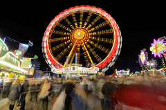 Winterdom in der Hansestadt Hamburg - Marktstände und Riesenrad in Bewegung.