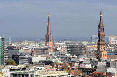Kirchtürme der Hansestadt Hamburg - lks. die St. Katharinenkirche in der Bildmitte der Kirchturm der St. Jakobi Kirche.