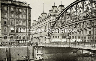 Architekturgeschichte in der Hansestadt Hamburg - Blick über den Zollkanal zum Kontorhaus Dovenhof; eröffnet 1886, Architekt Martin Haller - re. die Kornhausbrücke, die über den Zollkanal in die Speicherstadt / Freihafen führt.