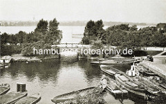 Alte Aufnahme der Hohenfelder Bucht - Schuten liegen am Kai - im Hintergrund die Schwanenwikbrücke und die Aussenalster.