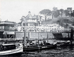 Blick von der Elbe auf das St. Pauli Fährhaus und die Deutsche Seewarte auf dem Stintfang.