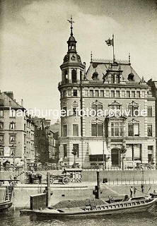 Altes Verwaltungsgebäude der Hapag an der Straße Dovenfleet - Blick über den Zollkanal, Schuten liegen am Kai.