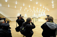 Pressetermin zur Eröffnung der Plaza der Elbphilharmonie - Fotografen fotografieren das Treppenhaus und die Deckenbeleuchtung.