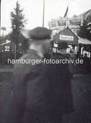 Besucher auf einem Jahrmarkt - historische Fotografie; Karussell und Marktstand Monte Carlo.