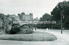 Historische Ansicht der Deutschen Seewarte auf dem Stintfang. Fussgänger  auf der Helgoländer Allee - Kersten Miles Brücke.