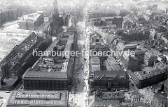 Historische Luftaufnahme der Mönckebergstraße in der Hamburger Altstadt - ganz im Vordergrund lks. das Dach vom Naturhistorischen Museum. Links die Brachfläche vom ehem. Gängeviertel, Vorbereitung für den Bau des Hamburger Kontorhausviertels, dahi