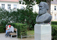 Karl Marx Bronzebüste in Neuruppin - Künstler Fritz Cremer.
