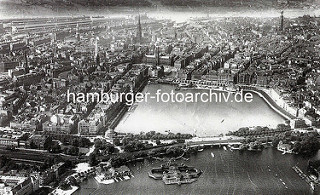 Alte Luftaufnahme von der Hamburger Innenstadt - Blick über die Lombardsbrücke zur Binnenalster und dem Jungfernstieg - Kirchtürme der Hansestadt.