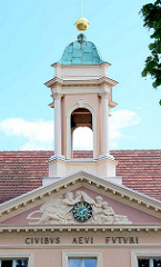 Giebel vom Alten Gymnasium in Neuruppin, 1790 eingeweiht. Inschrift CIVIBUS AEVI FVTVRI - Den Bürgern des künftigen Zeitalters.