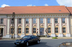 Rudolf-Breitscheid-Strasse in Neuruppin - das 1788 errichtete Logenhaus Ferdinand zum Roten Adler.